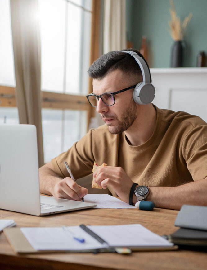 Collaboratore di Magma Marketing al lavoro su un laptop