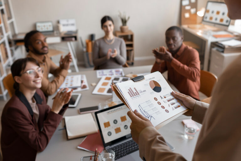 Riunione tra direzione aziendale e marketing manager esterno