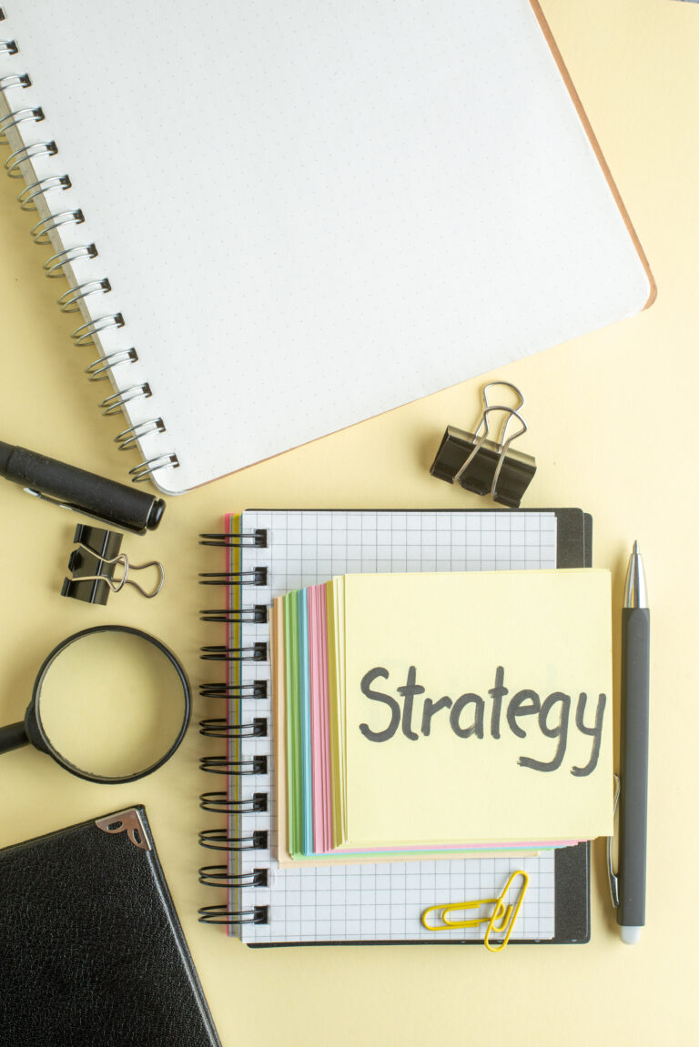 Biglietto con la parola Strategy, check-up di marketing