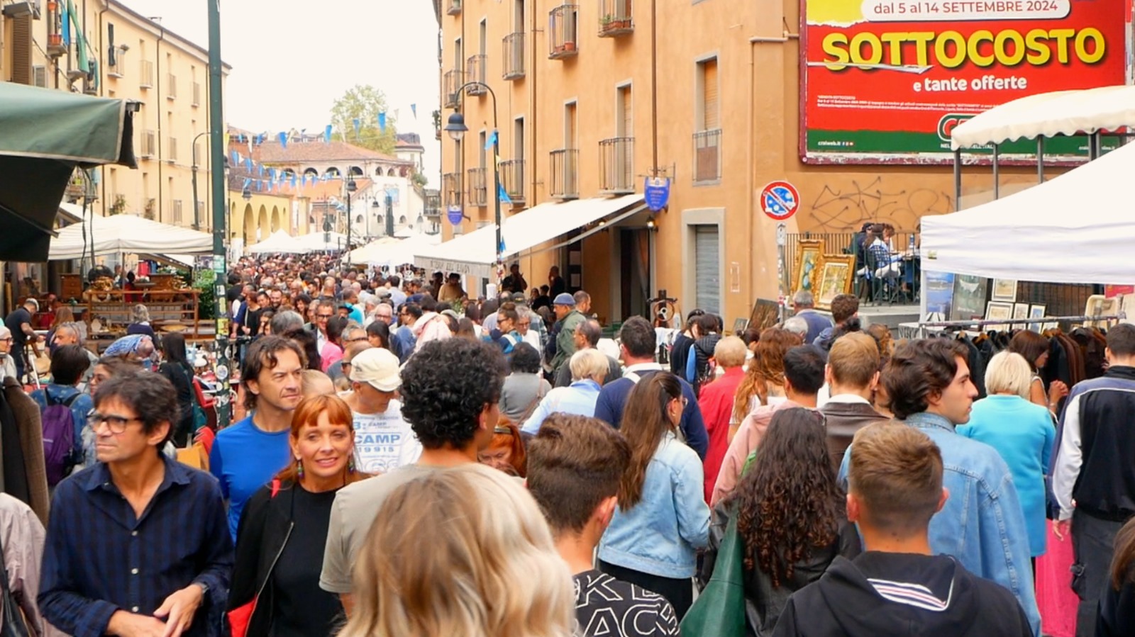 event management Festa del Balon immagine della folla al mercatino di Vintage e antiquariato di Torino