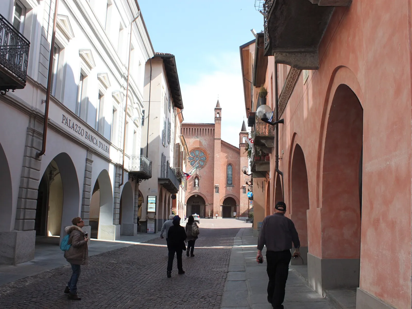 Alba, via Cavour con i portici e la cattedrale di San Lorenzo sullo sfondo