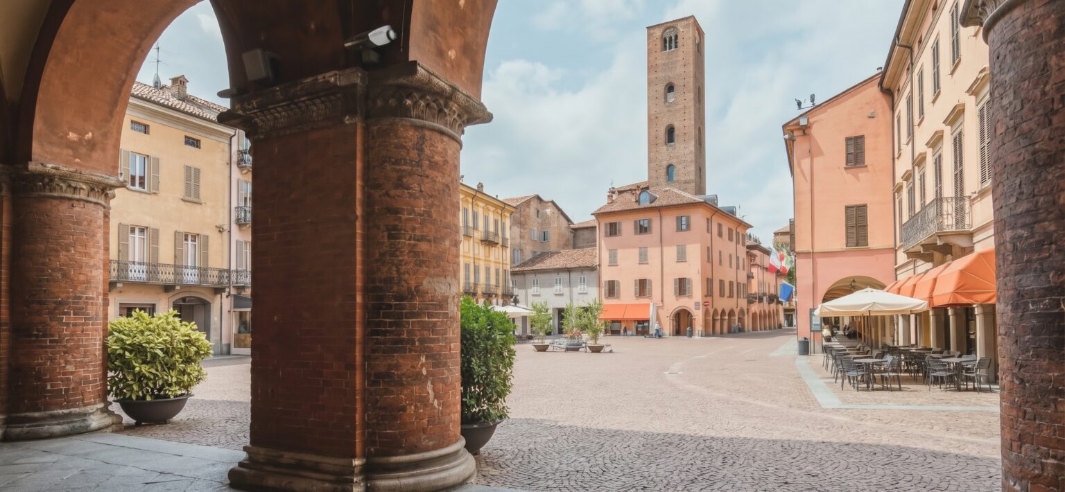 Alba, il centro storico visto dai portici, con la torre medievale e i palazzi della piazza